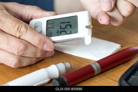 Diabetics measuring blood glucose, a drop of blood is applied to the measuring strip of the blood glucose meter, Germany-stock-foto