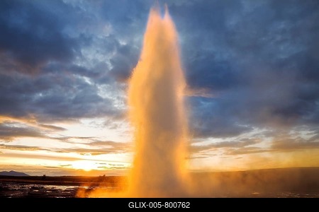 Geysir Strokkur at sunrise in the geothermal area of Haukadalur, South Iceland, Iceland-stock-foto