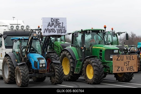 Tractor with sign, The traffic lights must go, Farmer protests, Demonstration against policies of the traffic light government, Abolition of agricultural diesel subsidies, Düsseldorf, North Rhine-Westphalia, Germany-stock-foto