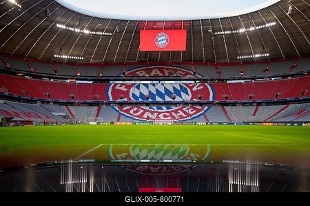 Stadium interior, pitch, scoreboard, FC Bayern Munich FCB logo, empty, reflection, Champions League, Allianz Arena, Munich, Bavaria, Germany-stock-foto
