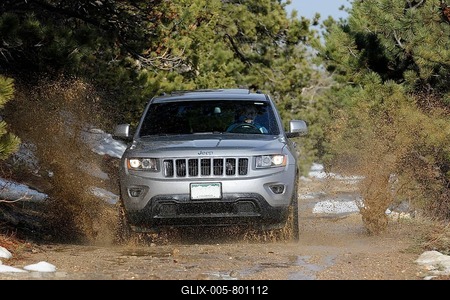 Jeep Grand Cherokee offroad in a large puddle, County Road, Mount Alto, Rocky Mountains, Colorado, USA-stock-foto