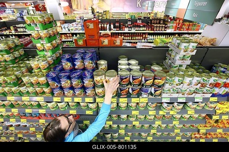 Woman shopping in the supermarket, food department, self-service, supermarket, Germany, Europe-stock-foto
