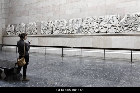 Young museum visitor with audio guide looking at the Elgin Marbles, marble reliefs from the Athens Parthenon, British Museum, London, England, United Kingdom, Europe-stock-foto
