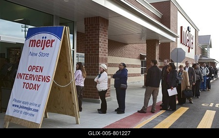 Unemployed residents of the Detroit area lined up to apply for 200 jobs at a new Meijer store, Rochester Hills, Michigan, USA-stock-foto