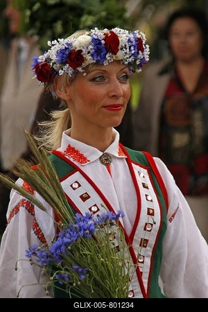 Young woman from a folk group dressed in a traditional costume at the midsummer festival in Jurmala, Latvia, Baltic region, Europe-stock-foto