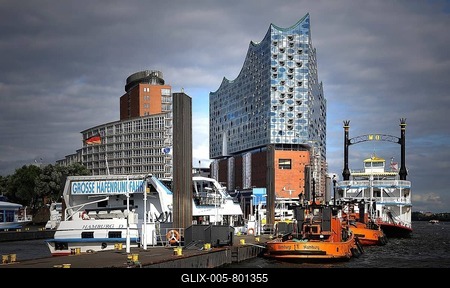 Port of Hamburg, overlooking the Kehrwiederspitze with Elbe Philharmonic Hall, Hamburg, Germany-stock-foto