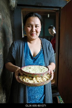 Woman, 30 years old, holding rice bowls, Paro district, Bhutan-stock-foto