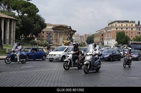 Chaotic traffic with motorinos, vespas, scooters in Rome, Italy, Europe-stock-foto