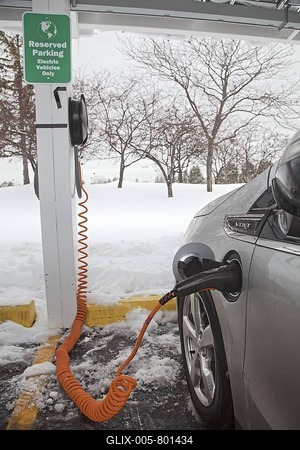 A Chevrolet Volt electric car charging outside the General Motors Detroit-Hamtramck Assembly Plant, where the Volt is manufactured, Detroit, Michigan, USA-stock-foto