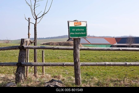 Sign, lettering "Wir arbeiten ohne Gentechnik", German for "We work without genetic engineering", Demeter, in Cunnersdorf, Saxon Switzerland, Saxony, Germany, Europe-stock-foto