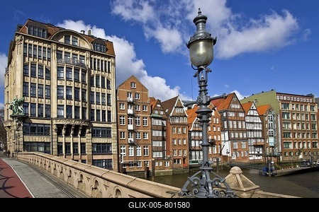 Bridge with ornate lamps leading to Haus der Seefahrt (House of Seafaring) at left beside historic timber-framed merchant houses on the Nikolaifleet in the historic centre of Hamburg, Germany-stock-foto