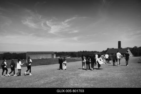 School groups, visitors, former concentration camp beech forest, today memorial, black and white, Weimar, Thuringia, Germany-stock-foto
