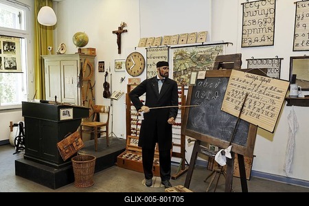 Historic classroom in the Maxschule school, teacher mannequin standing in front of a blackboard from the time around 1900, pointing at letters with a stick, teaching writing and reading, Duesseldorf, Nordrhein-Westfalen, Germany, Europe-stock-foto