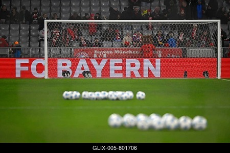 Tor tor, empty, perimeter advertising FC Bayern, Adidas match balls are lined up on the pitch, Allianz Arena, Munich, Bavaria, Germany-stock-foto