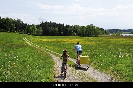 Cyclists at the Pelhamer See Lake, Eggstaetterseenplatte lakes, Chiemseeradweg cycle path, Chiemgau, Upper Bavaria, Germany, Europe-stock-foto