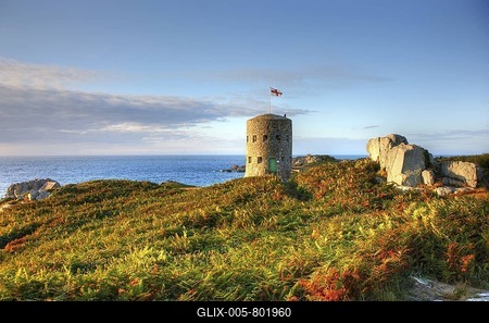 Martello towers, watch towers and fortified towers built in the 17th century, situated along the coastline, here tower number 5 at Pembroke bay in the northeast of the Channel Island of Guernsey, Europe-stock-foto