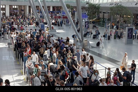 Passengers waiting for check-in in front of the check-in counter, queue during the summer holidays, Düsseldorf Airport, North Rhine-Westphalia, Germany-stock-foto