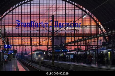 Main station with arriving ICE of Deutsche Bahn AG, station hall with advertisement of Frankurter Allgemeine, sunset, Frankfurt am Main, Hesse, Germany-stock-foto