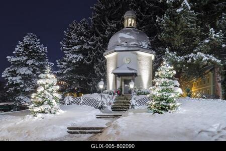 Silent Night Chapel in winter, night shot with Christmas trees and snow, Oberndorf, Salzburg-stock-foto