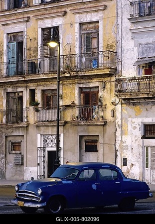 US-vintage car parking beneath a street lamp in front of crumbling facades, morning mood, La Habana Vieja, Havana, Cuba, Caribbean-stock-foto