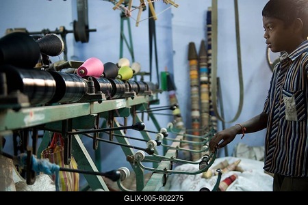 Child labourer, 11 years, operating machinery in a mosquito net factory, Karur, Tamil Nadu, South India, India, Asia-stock-foto