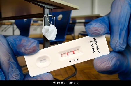 PHOTOMONTAGE, positive antigen rapid test, face mask hangs on student desk, face-to-face teaching, Corona crisis, Stuttgart, Baden-Württemberg, Germany-stock-foto