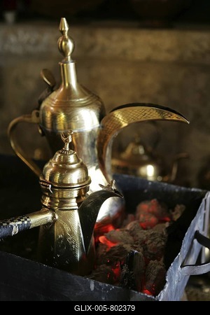 Making of traditional arabian coffee with cardamom, Qahwa masbuta, Restaurant Reem Al Bawadi, Amman, Jordan-stock-foto
