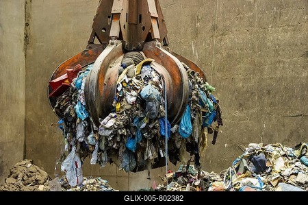 Gripper arm over pile of trash, crane transports waste in a waste incineration plant, TREA Breisgau, Eschbach, Baden-Württemberg, Germany-stock-foto