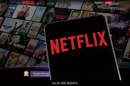 Netflix logo website on a mobile phone and computer screen in Stuttgart, Germany-stock-foto