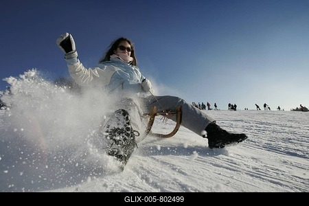 Girl is sleding, Hoherodskopf, Hesse, Germany-stock-foto