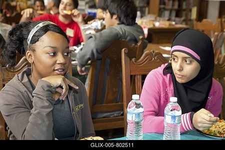 Students from diverse backgrounds at Fordaon High School get to know each other at lunch hour on Mix It Up Day, a national program sponsored by the Southern Poverty Law Center, Dearborn, Michigan, USA-stock-foto