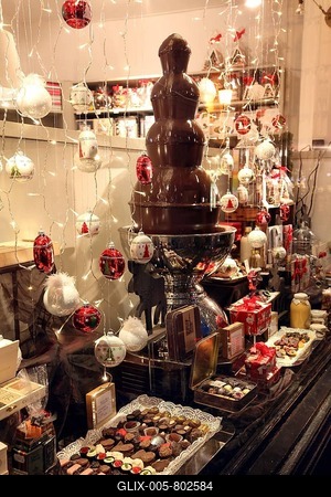 Chocolates, chocolate fountain, shop selling Belgian delicacies, historic centre, Antwerp, Flanders, Belgium, Europe-stock-foto
