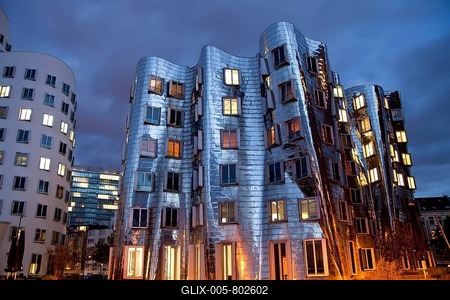 A building by American architect Frank O. Gehry at night, Neuer Zollhof building complex, Medienhafen district, Duesseldorf, North Rhine-Westphalia, Germany, Europe-stock-foto