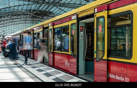 Berlin Central Station, S-Bahn passengers, Berlin, Germany-stock-foto