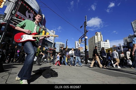 Street musician at the Yonge-Dundas Square, Toronto, Ontario, Canada-stock-foto