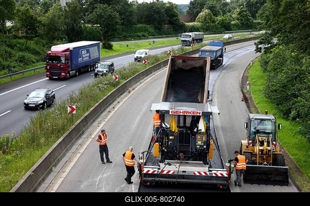 Applying a new asphalt surface, silent tarmac, porous asphalt, noise-absorbing road surface, highway A40 or Ruhrschnellweg, Muelheim an der Ruhr, North Rhine-Westphalia, Germany, Europe-stock-foto