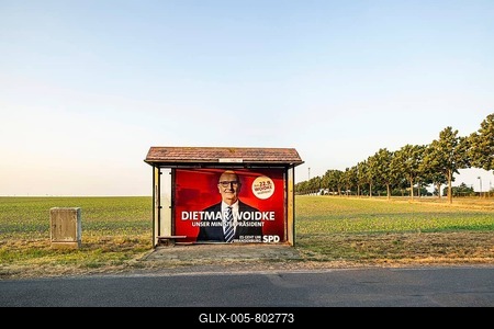 State election in Brandenburg. Bus shelter in an open field with an election poster of Prime Minister Dietmar Woidke, SPD. Schwabeck, Treuenbrietzen, Brandenburg, Germany-stock-foto