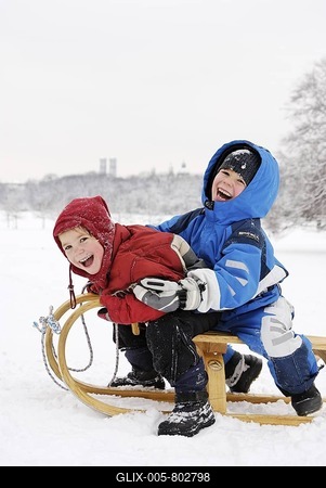Tobogganing children, Englischer Garten, English Garden, at the Monopteros Roman temple, Munich, Upper Bavaria, Bavaria, Germany-stock-foto