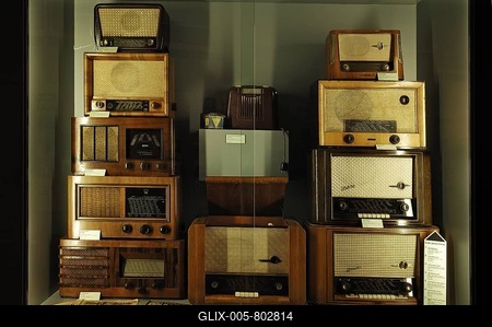 Display cabinet with radios from the 30s, 40s and 50s, Museum for Industrial Culture, Aeussere Sulzbacher Strasse 60-62, Nuremberg, Middle Franconia, Bavaria, Germany, Europe-stock-foto