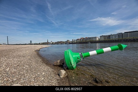 Rhine near Düsseldorf, extreme low water, Rhine level at 84 cm, after the long drought the left bank of the Rhine, near Düsseldorf Oberkassel is dry, dry fallen buoy, navigation signs, Düsseldorf, North Rhine-Westphalia, Germany-stock-foto