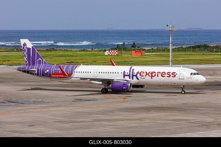 An Airbus A321 aircraft of HK Express with the registration B-LEB at Okinawa Airport (OKA) in Naha, Japan-stock-foto