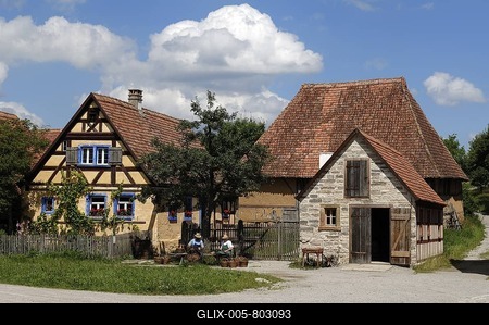 Haeckerhaus building, 1706, left, wheelwright's workshop, 1887, right, barn in the rear, 1590, all from Ergersheim, in front two basket weavers, Franconian open-air museum, Eisweiherweg 1, Bad Windsheim, Middle Franconia, Bavaria, Germany, Europe-stock-foto