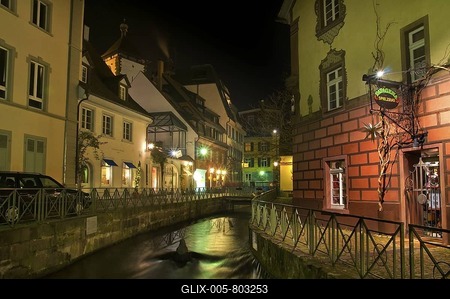 Old Town with Freiburg Baechle canal at night, Freiburg im Breisgau, Baden-Wuerttemberg, Germany-stock-foto