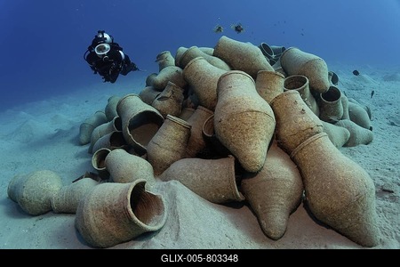 Diver looking at amphoras on a sandy bottom, Makadi Bay, Hurghada, Egypt, Red Sea, Africa-stock-foto
