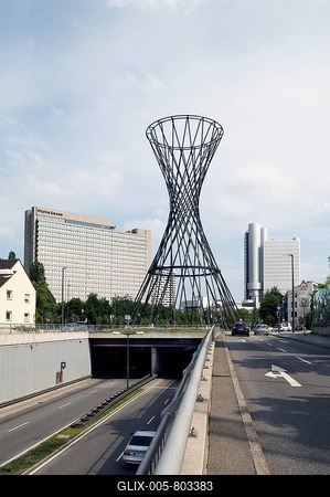 Mae West, a 52-meter high carbon fiber construction, a sculpture by the artist Rita McBride, on Effnerplatz square, Bogenhausen, Munich, Bavaria, Germany, Europe-stock-foto