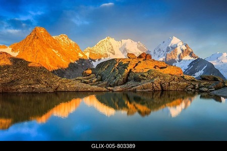 Piz Tschierva-3546 m, Piz Bernina-4049 m, Biancograt, Piz Roseg-3937 m, Grisons, Switzerland-stock-foto