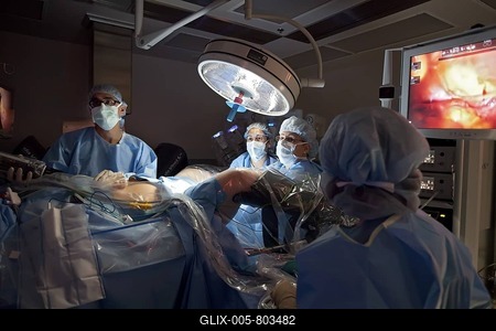 Dr Robert Morris, left, manipulates a camera inserted into a patient's abdomen prior to beginning robotic cancer surgery at St. John Hospital, Detroit, Michigan, USA, America-stock-foto