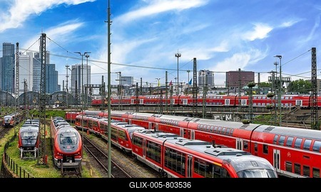 Bridge at Camberger Straße, Galluswarte, Deutsche Bahn, tracks and trains with the skyline of Frankfurt am Main, Hesse, Germany-stock-foto