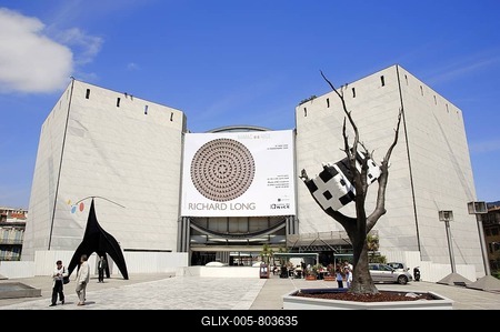 Works of art in front of museum of art Musee d'Art Moderne et d'Art Contemporain, Nice, Alpes-Maritimes, Provence-Alpes-Cote d'Azur, Southern France, France, Europe-stock-foto