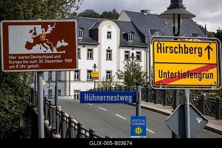 Former German-German border area between Thuringia and Bavaria. Tourist information board showing the former border between the FRG and the GDR. Hirschberg, Untertiefengrün, Germany-stock-foto